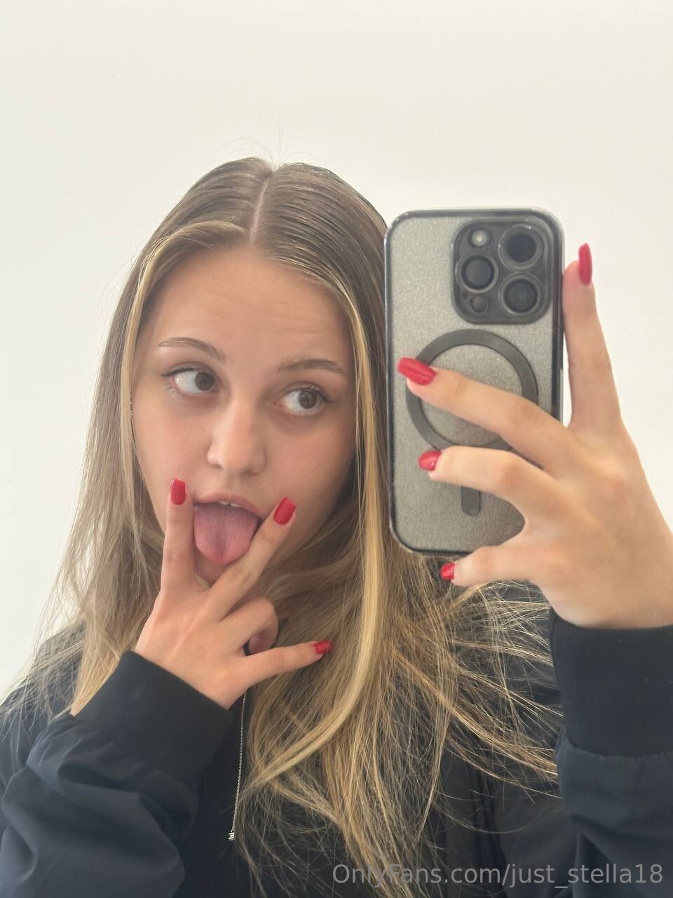 just_stella18-07-06-2024-3349989918-Selfies_that_reveal_the_secrets_of_my_inner_world________What.jpeg