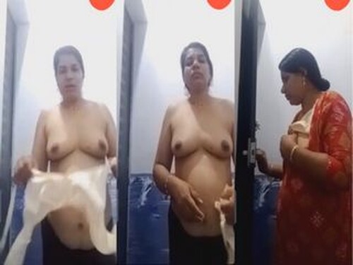 Sexy Mallu Bhabhi Shows Her Boobs